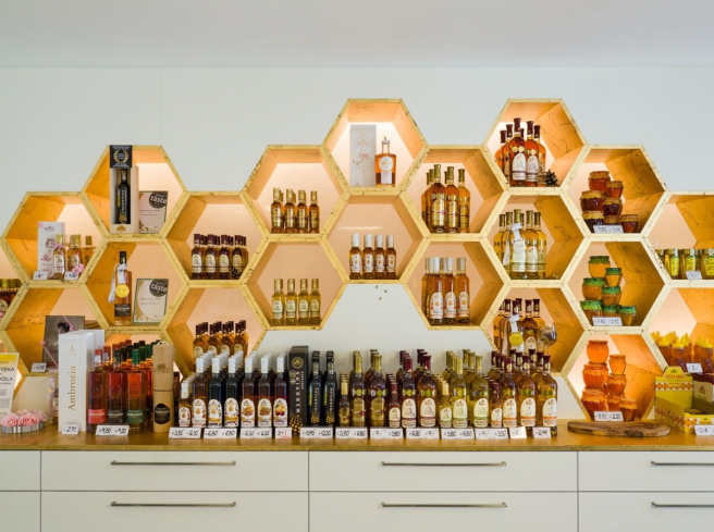 Medovinotéka - predajňa medu, medoviny, produktov z medu a včelárskych potrieb. Zdroj:  Stano Jendek