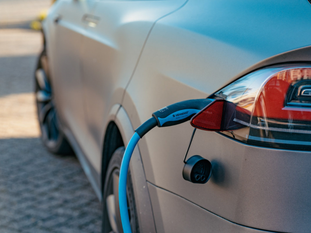 Elektromobilita na Slovensku sa prebúdza: rekordné počty elektromobilov aj nabíjačiek
