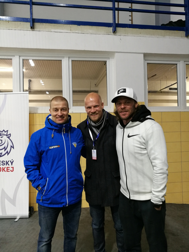 Jukka Tiikkaja so svojimi študentmi Jukka Varmanen a Matti Fagerström na turnaji U20 Piešťany. Zdroj: Osobný archív JT.