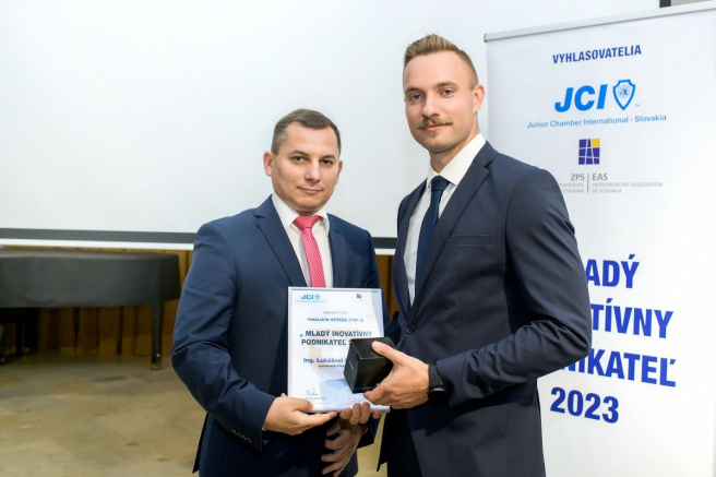Odovzdávanie hlavnej ceny na súťaži Mladý inovatívny podnikateľ. Zdroj: JCI Slovensko
