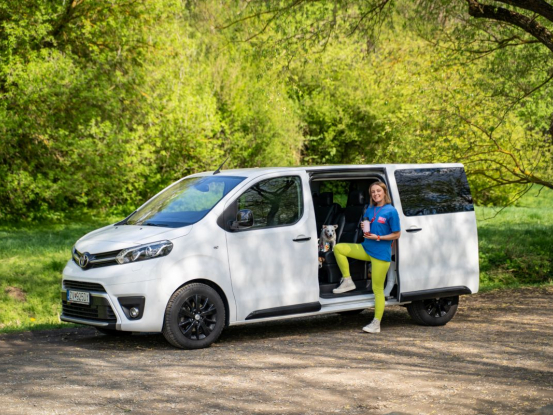 Influencerka Lenka podniká s tajomnými boxami, na prácu aj výlety jej stačí jedno auto