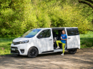 Influencerka Lenka podniká s tajomnými boxami, na prácu aj výlety jej stačí jedno auto