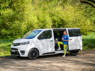 Influencerka Lenka podniká s tajomnými boxami, na prácu aj výlety jej stačí jedno auto
