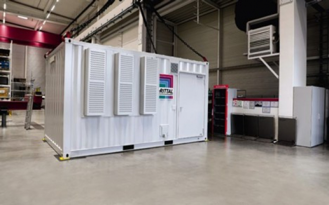 Kontajnerové IT riešenie Rittal s ventilačnými mriežkami vo výrobnej hale. </br>Zdroj: Rittal